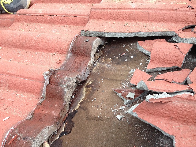 セメント瓦撤去中